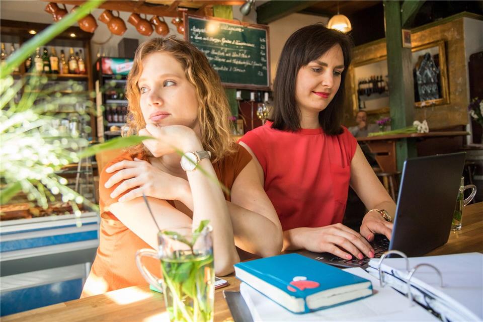 Freundschaft, Beziehung, Kollegenschaft: Oft schleichen sich in zwischenmenschliche Beziehungen Muster ein, die nicht allen Beteiligten guttun. picture alliance / Christin Klose