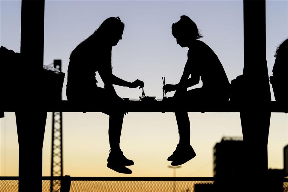 Freundschaften zeichnen sich durch Vertrauen und Ehrlichkeit aus. (Symbolbild) Matthias Balk/dpa