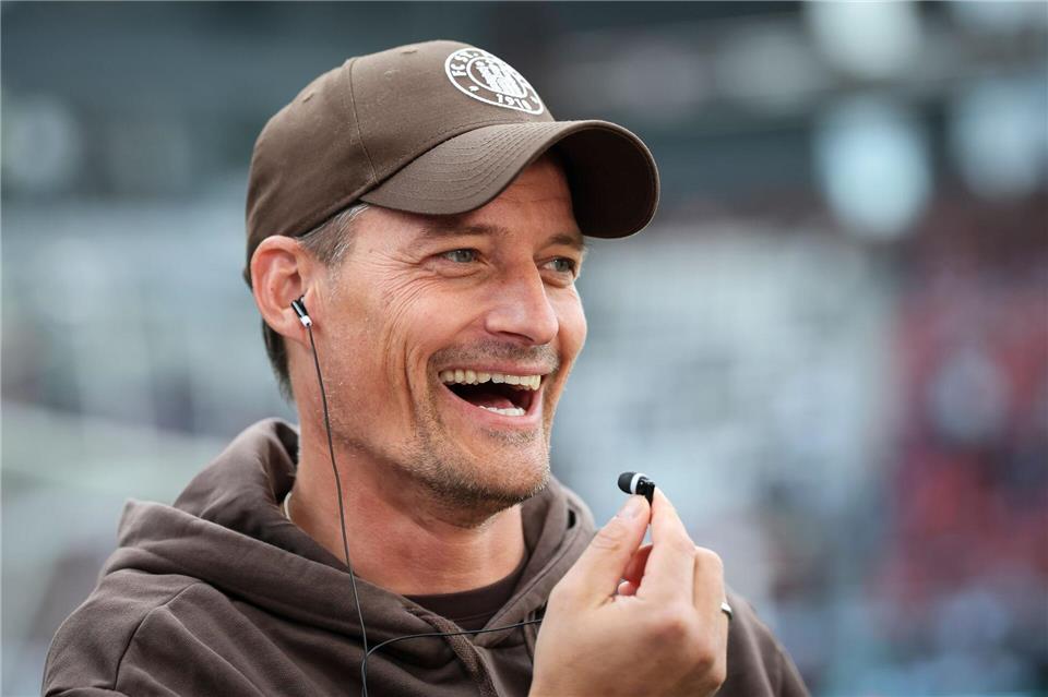 Freut sich auf das Wiedersehen mit Ex-Spielern: FC St. Paulis Trainer Alexander BlessinChristian Charisius/dpa