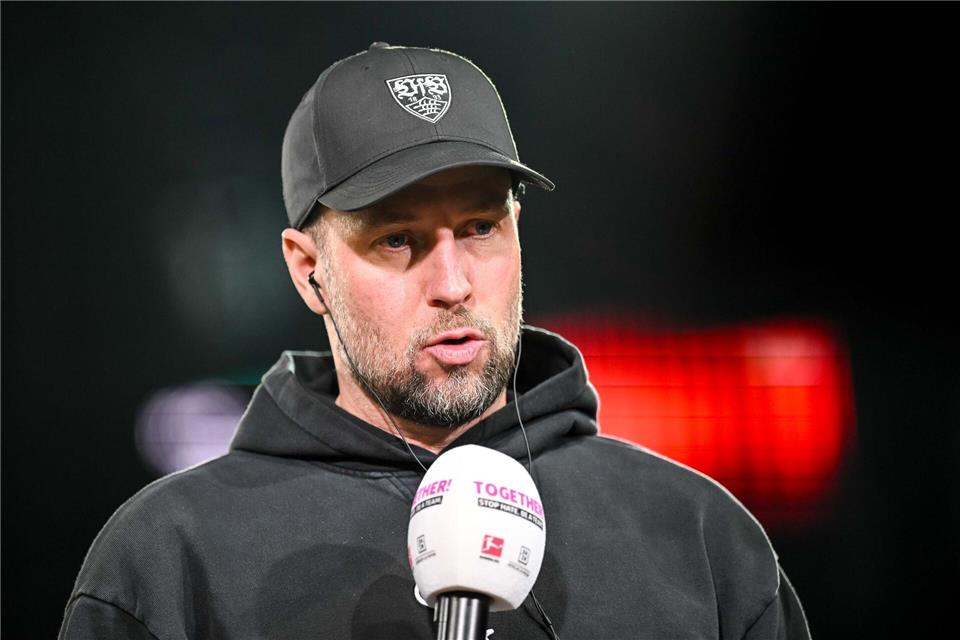 Freut sich auf die Premiere der neuen Trainerkollegin: Stuttgarts Sebastian Hoeneß. (Archivbild)Harry Langer/dpa