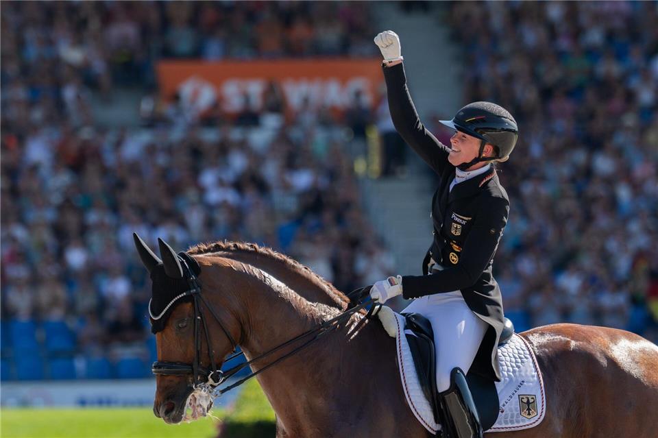 Freut sich über Bronze: Katharina Hemmer auf Denoix, die auf die Kür verzichtet.Rolf Vennenbernd/dpa