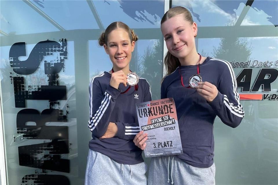 Freuten sich im Duo-Wettbewerb über den dritten Platz: Die Borkenerinnen Mona Jansen (rechts) und Lilly Sühling.