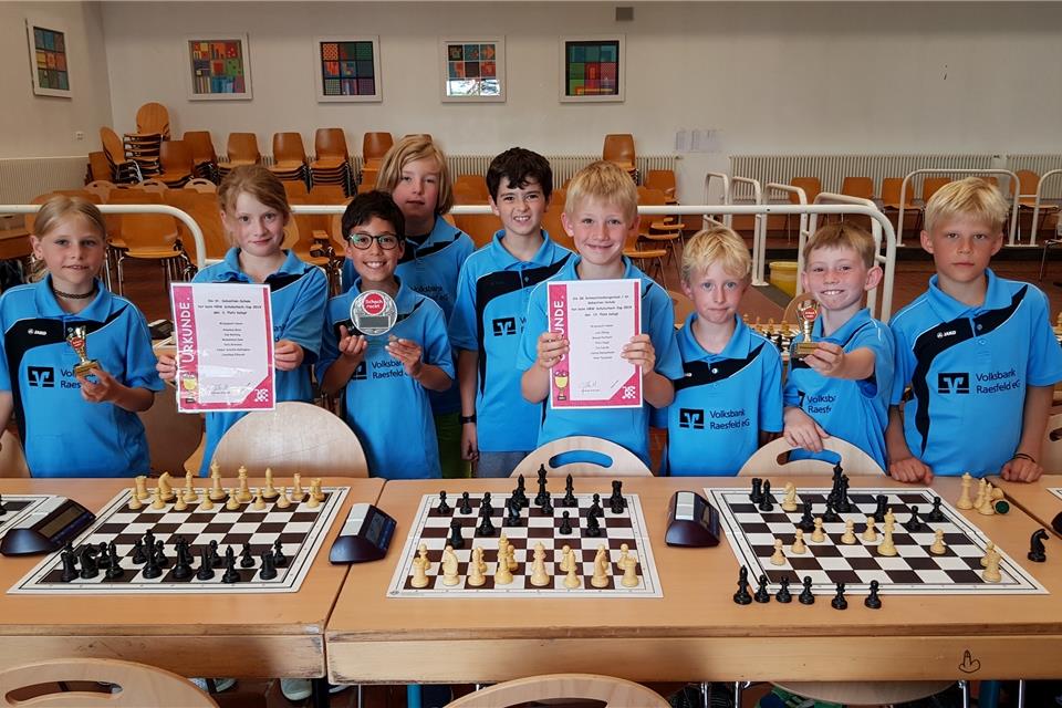 Freuten sich über Urkunden, eine Pokaltrophäe und eine Kiste mit Sachpreisen: die Grundschüler aus Raesfeld.