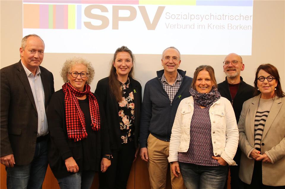 Freuten sich über eine erfolgreiche Mitgliederversammlung (von links): Matthias Brinkmann (Vorsitzender des SPV), Anne Thesing (ehemaliges Vorstandsmitglied des SPV), Jelena Borgers (Psychiatriekoordinatorin des Kreises Borken), Dr. Kai Schmidt (stellvertretender Vorsitzender des SPV), Hilkka Pasman (stellvertretende Vorsitzende des SPV), Jörg Ristau (Facharzt für Psychiatrie und Psychotherapie) und Reinhild Wantia (Fachabteilungsleitung Psychosoziale Gesundheit des Kreises Borken).