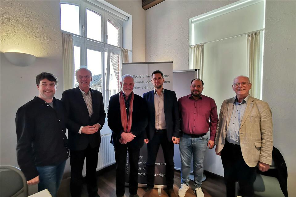 Herbsttagung der „Gesellschaft für historische Landeskunde Freuten sich über eine gut besuchte Veranstaltung (von links): Dr. Hendrik Lange (Stellvertretender Vorsitzender der GhL), die Referenten Gisbert Strotdrees, Dr. Volker Jakob, Dr. Christoph Lorke und Iman Koushreshrani sowie GhL-Vorsitzender Dr. Bruno Fritsch.