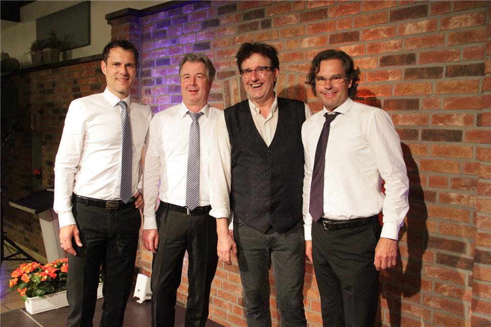 Freuten sich über viele Besucher der Generealversammlung der Volksbank: (v.l.) Vorstandsmitglied Marcus Feldhaar, Vorstandsvorsitzender Oliver Cichowski, Kabarettist Christoph Brüsk und Aufsichtsratsvorsitzender Jan-Bernd Seier.