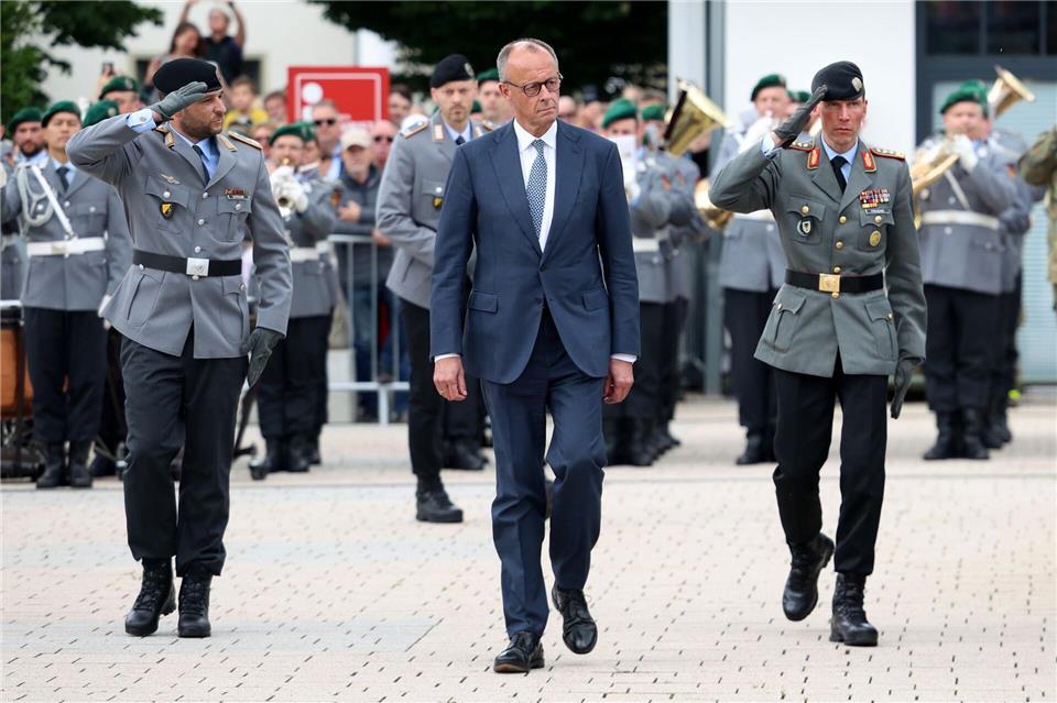 „Frieden und Freiheit gibt es eben nicht kostenlos“, gibt Bundeskanzler Friedrich Merz jungen Rekrutinnen und Rekruten mit auf den Weg. Christoph Reichwein/dpa