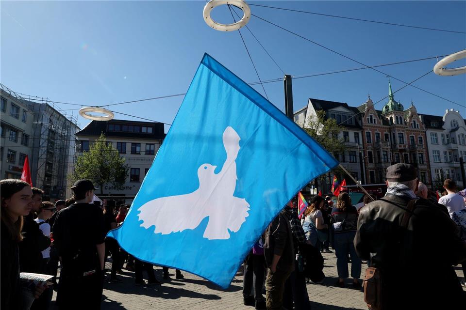 Friedensfahne bei 1.-Mai-Demo in RostockBernd Wüstneck/dpa