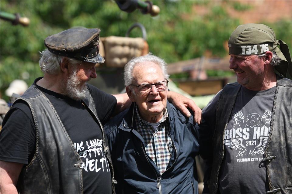 Friedensfahrt-Sieger und DDR-Radsportidol Täve Schur besucht mit 95 Jahren das Bikeschmiede-Festival in Zilly.Matthias Bein/dpa