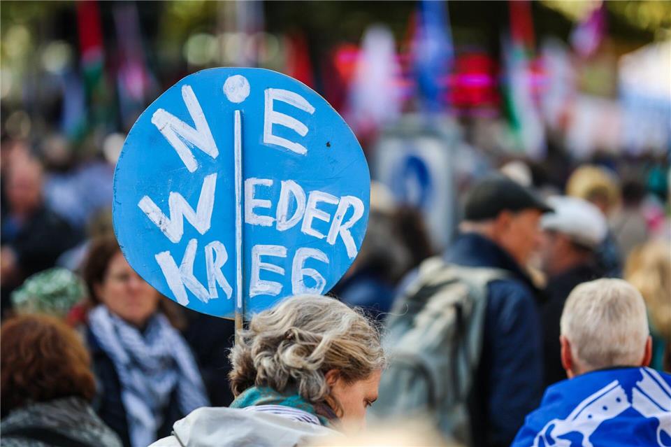 Friedensinitiativen hatten zu der Demonstration in Stuttgart aufgerufen. Christoph Schmidt/dpa