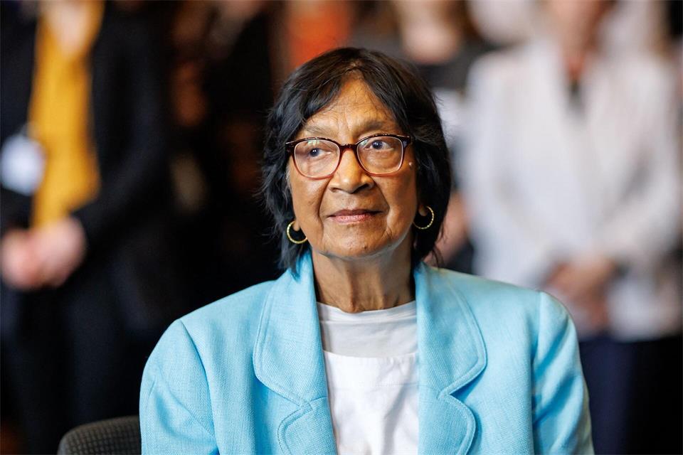 Friedensnobelpreisträgerin „Navi“ Pillay erfuhr in Nürnberg von der Auszeichnung. Daniel Karmann/dpa
