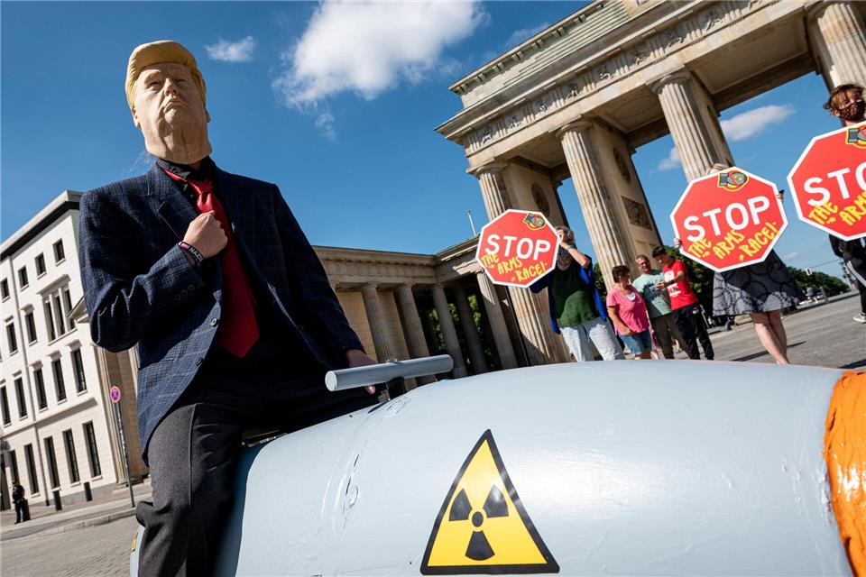 Friedensorganisationen demonstrieren im April in Berlin für eine Welt ohne Atomwaffen - und gegen ein Wettrüsten zwischen den USA und Russland. (Archivbild)Fabian Sommer/dpa