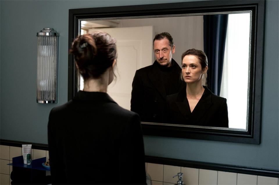 Friederike Becht und Hans Löw in einer Szene der 6-teiligen Psychothriller-Miniserie „Die Falle“.Martin Menke/Netflix/dpa