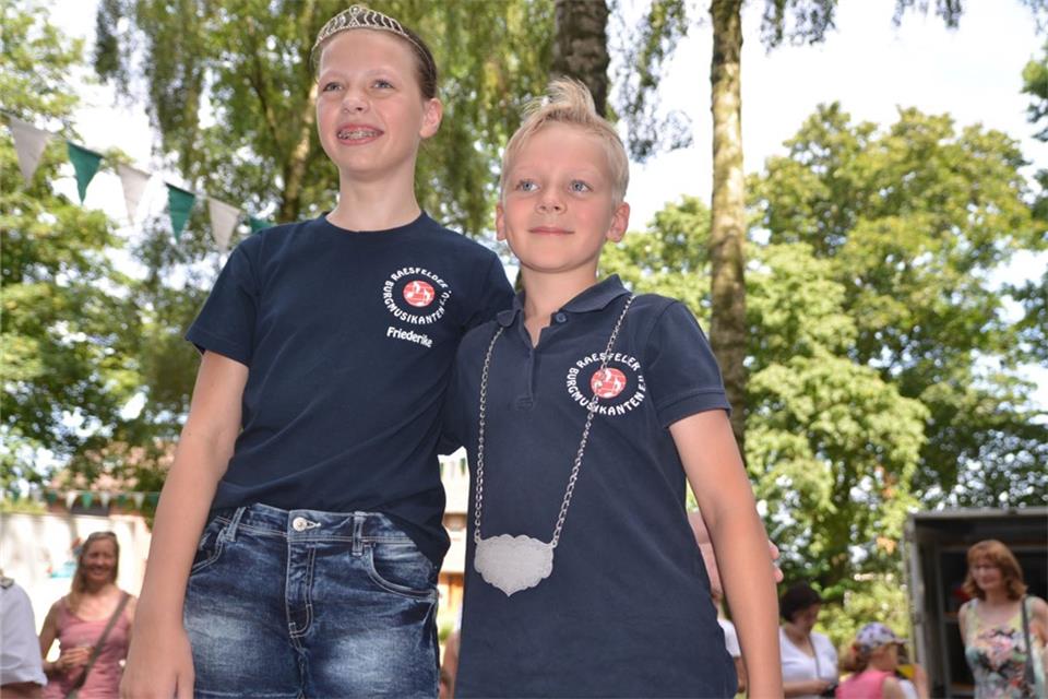 Friederike Grotendorst ist die Siegerin des ersten Kinderschützenfestes des Allgemeinen St.-Johanni-Bürgerschützenvereins Raesfeld. Zum König wählte sie Florian Loker.