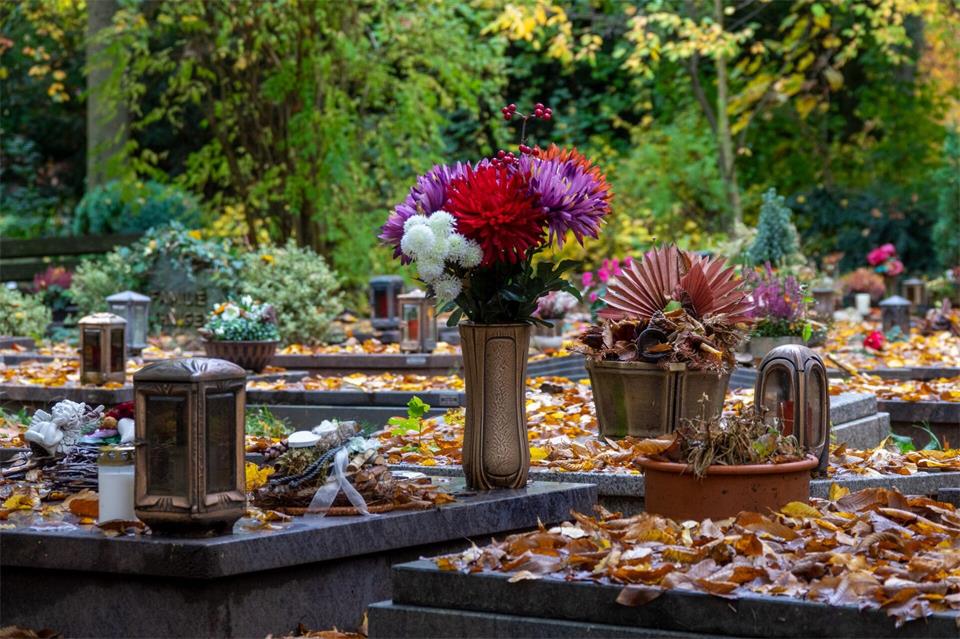 Friedhöfe seien Orte, an denen jeder trauern könne, sagt Patrick Merscher, der Vorsitzende des Bestatterverbandes Rheinland-Pfalz: „Es ist aktuell kein Friedhofsterben zu verzeichnen.“ (Symbolbild)Harald Tittel/dpa