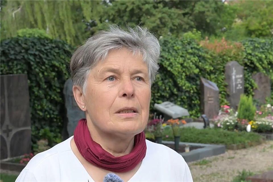 Friedhofsbesucherin Hildegard Landwehr ist schockiert über den Diebstahl der Glocke.Bernd Weißbrod/dpa