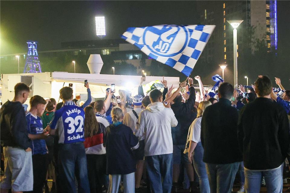 Friedlich feierten Schalke-Fans den Aufstieg bis tief in die Nacht.Matthi Rosenkranz/dpa
