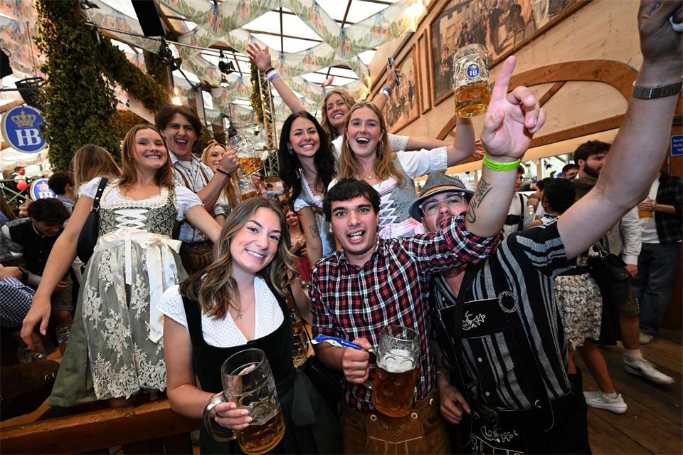Friedlich und entspannt feiern Gäste auf der Wiesn.   Felix Hörhager/dpa