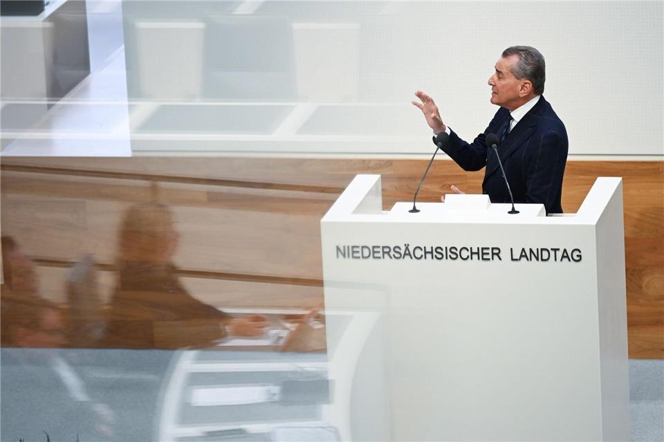 Friedman spricht die Abgeordneten der AfD direkt an und wirft der Partei vor, eine Politik der Ausgrenzung zu betreiben.Shireen Broszies/dpa