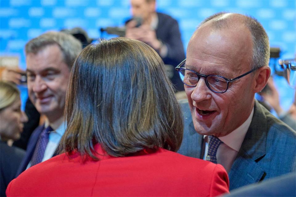 Friedrich Merz begrüßt Ilse Aigner mit Wangenküsschen.Peter Kneffel/dpa