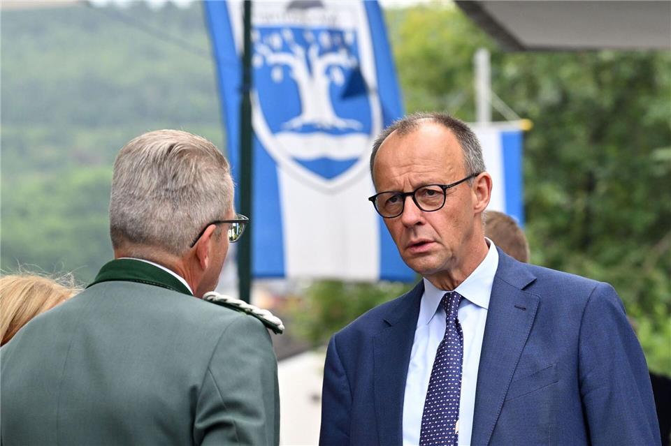Friedrich Merz beim Schützenfest in Niedereimer 2026 - im Hintergrund weht die Dorffahne mit weißer, dicker Eiche auf blauem Grund. (Archivbild)Henning Kaiser/dpa