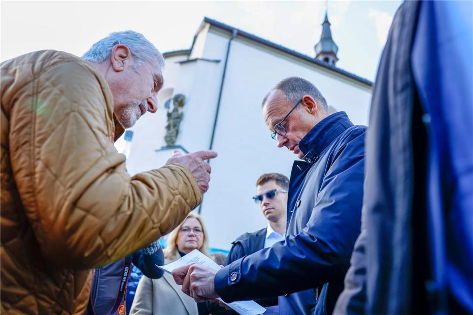 Friedrich Merz im Gespräch mit Bürgern.Thomas Banneyer/dpa