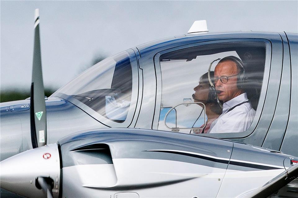 Langjähriger Freund: Merz war früher wesentlich arroganter Friedrich Merz ist leidenschaftlicher Hobbypilot. (Archivbild)Axel Heimken/dpa