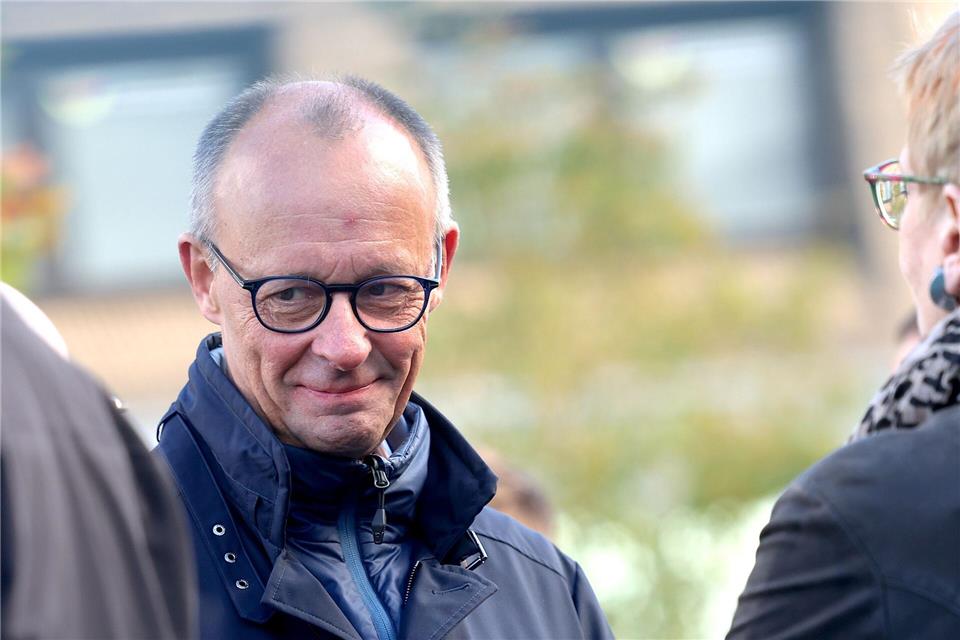 Friedrich Merz schüttelte bei einem Bürgerdialog viele Hände. Christoph Reichwein/dpa