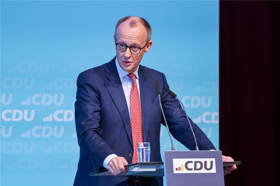 Friedrich Merz spricht in der Stadthalle Schmallenberg im Hochsauerland vor seiner Nominierung. Christoph Reichwein/dpa