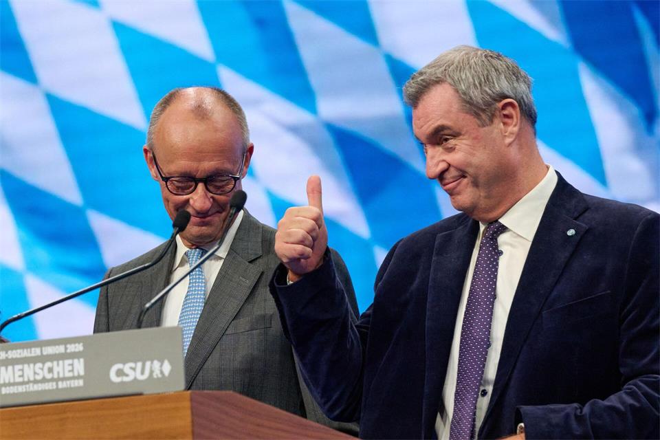 Friedrich Merz und Markus Söder stehen auf dem CSU-Parteitag eng zusammen.Peter Kneffel/dpa