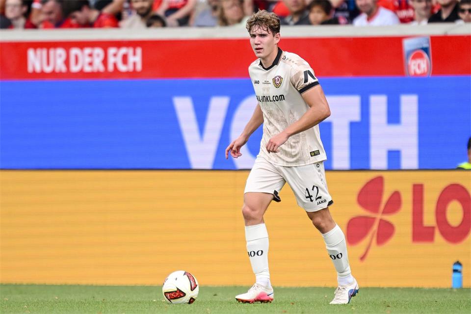 Friedrich Müller hat seinen Vertrag bei Dynamo Dresden vorzeitig verlängert. (Archivbild)Harry Langer/dpa