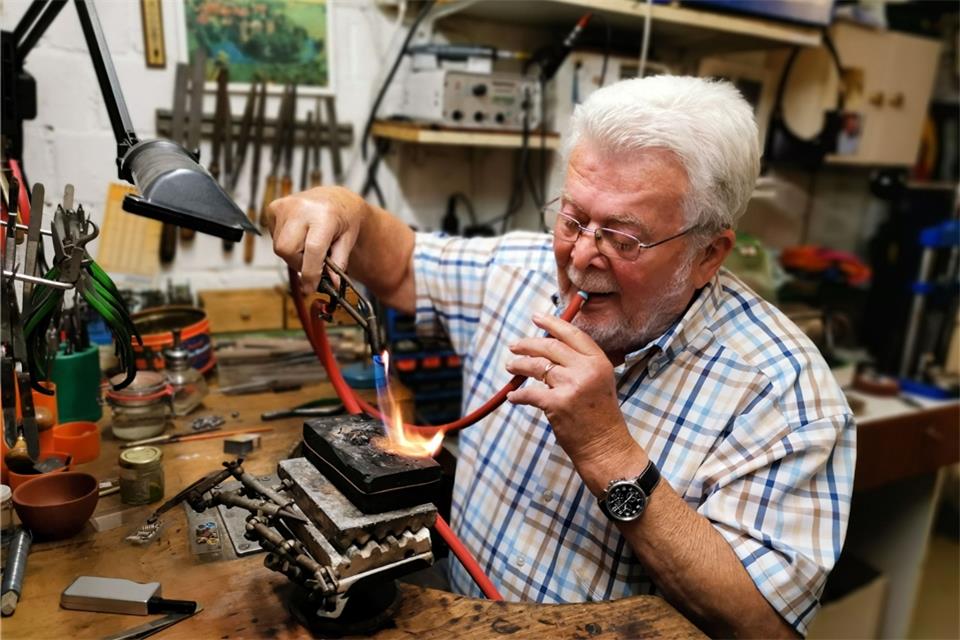 Friedrich Rest arbeitet in seiner Goldschmiede-Werkstatt in Raesfeld.