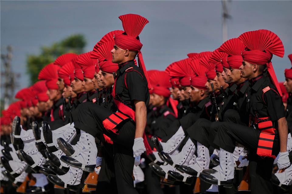 Frisch ausgebildete Soldaten des Regiments „Jammu and Kashmir Light Infantry“ (JKLI) salutieren während einer Abschlussparade in einem Ausbildungszentrum am Stadtrand von Srinagar im indisch kontrollierten Teil Kaschmirs.Mukhtar Khan/AP/dpa