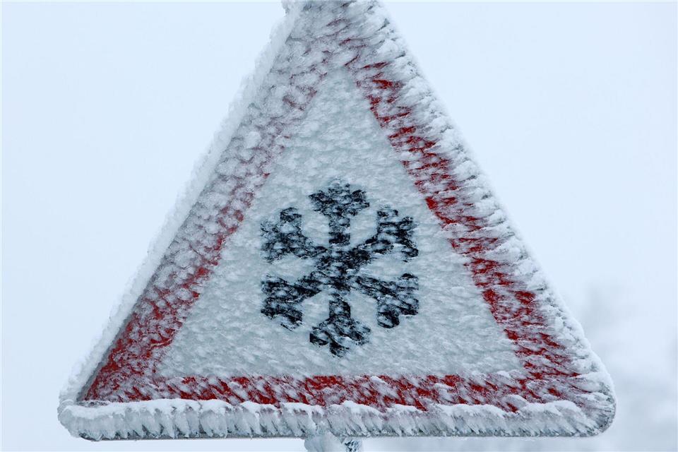 Frisch gefallener Schnee verlockt manche Autofahrer zu riskanten Fahrmanövern und Übungen auf Parkplätzen. (Symbolbild)Matthias Bein/dpa