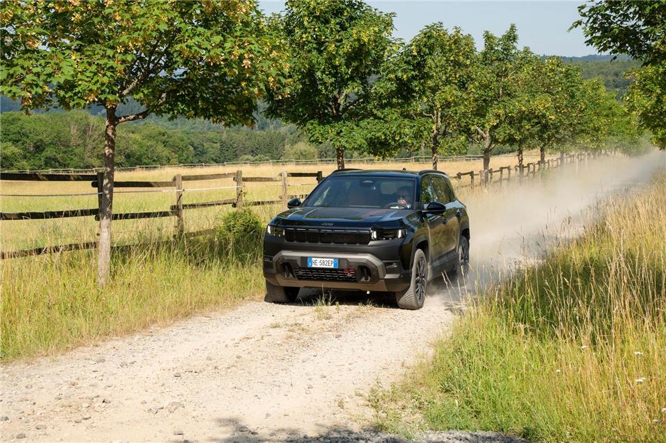 Frisch geschniegelt über den Schotterweg: Der Jeep Avenger startet geliftet ins neue Modelljahr – mit neuen LED-Scheinwerfern und robusterer Front.Paolo Tangari/FCA US LLC/dpa-tmn
