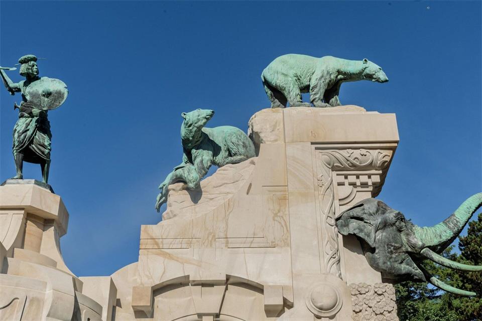 Frisch rekonstruiert und wieder an seinem alten Platz: Die Tier- und Menschstatuen auf dem historischen Jugendstil-Tor.Markus Scholz/dpa