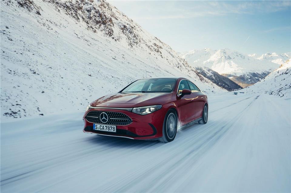 Frisch wie Neuschnee: Der Mercedes CLA ist künftig auch als Hybrid erhältlich und kombiniert seine E-Maschine mit einem Benzinmotor.Mercedes-Benz AG/dpa-tmn