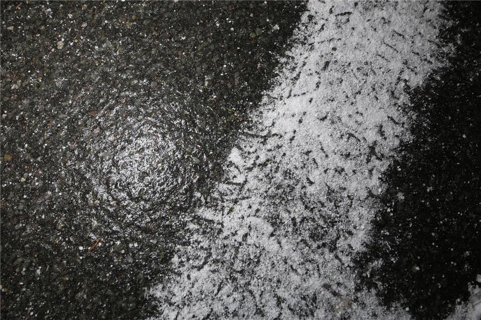 Frische Reifenspuren eines Winterreifens auf spiegelglatter Straße zeigen die winterlichen Straßenverhältnisse im Harz.Matthias Bein/dpa