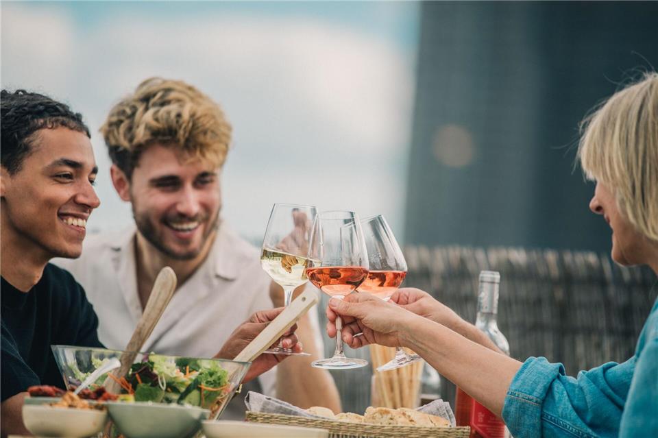 Frische und leichte Weine sind gerade im Sommer gefragt - etwa beim gemütlichen Zusammensitzen mit Freundinnen und Freunden. Zacharie Scheurer/dpa-tmn