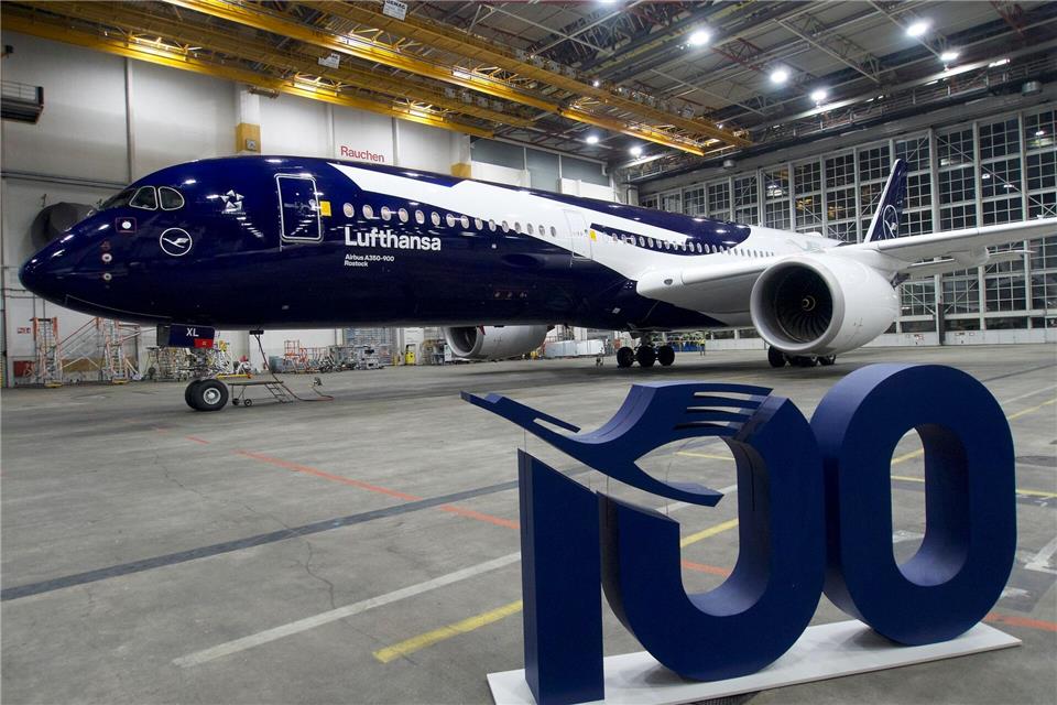 Frischer Lack für einen Lufthansa-Airbus: Die Fluggesellschaft feiert das Jubiläum ihres hundertjährigen Bestehens.Carsten Hoefer/dpa