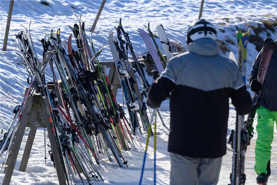 Frischer Neuschnee und Dauerfrost sorgen in Hessens Skigebieten für ideale Bedingungen. (Archivbild) Swen Pförtner/dpa