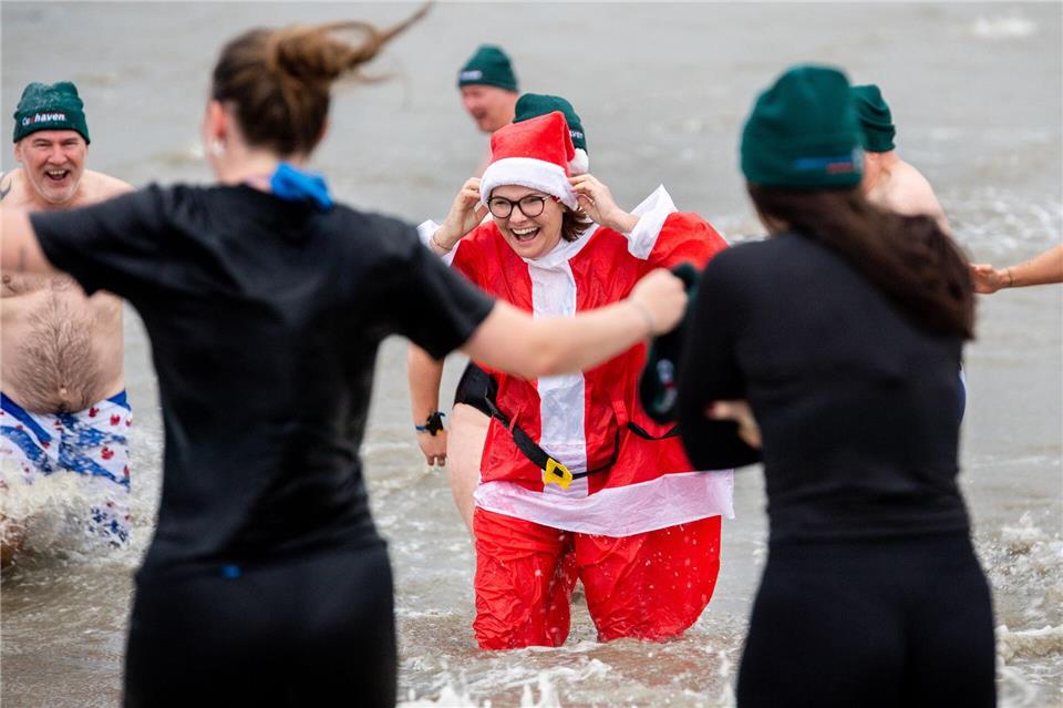 Frischer Start ins Jahr: Cuxhaven feiert Neujahrsanbaden mit verkleideten SchwimmernHauke-Christian Dittrich/dpa