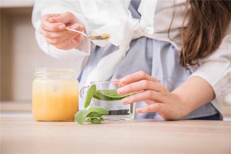 Frischer Tee mit lecker Honig: Beruhigt den Hals und schmeckt auch gut.picture alliance / dpa-tmn