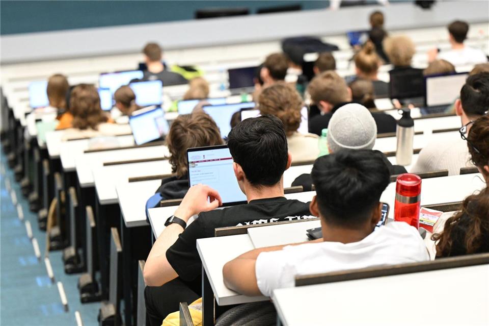Frist verpasst? Auf der Studienplatzbörse der Hochschulrektorenkonferenz können Interessierte nach freien Plätzen fürs Wintersemester suchen.picture alliance/dpa