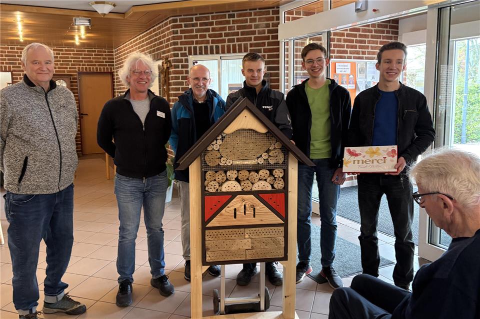 Fritz Pelikan (Natur- und Vogelschutz), Leiter des Seniorenhauses Martin Hünting, Thomas Nagel, Jano Butenweg, Simon und Luca Punsmann (Natur- und Vogelschutz) sowie ein Bewohner des Seniorenhauses (v.l.) freuen sich über das neue Insektenhotel.