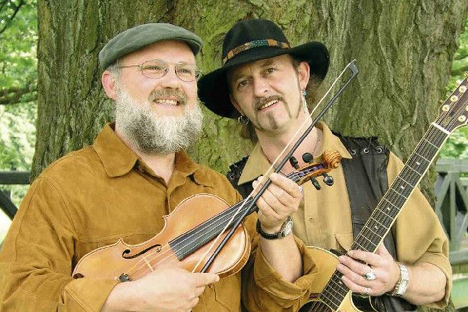 Fritz Wesemann (Fiddle) und Paddy Schmalöer machen Musik.