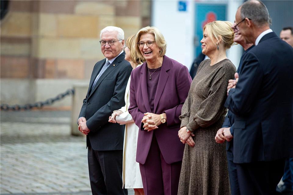 Fröhliche Stimmung zum Tag der Deutschen Einheit in Saarbrücken: Gastgeberin und Ministerpräsidentin Anke Rehlinger (SPD) (M) mit Bundespräsident Frank-Walter Steinmeier (l), seiner Frau Elke Büdenbender, Bundestagspräsidentin Julia Klöckner, ihrem Partner Jörg Pilawa und  Bundeskanzler Friedrich Merz (CDU).Pinter Laszlo/dpa