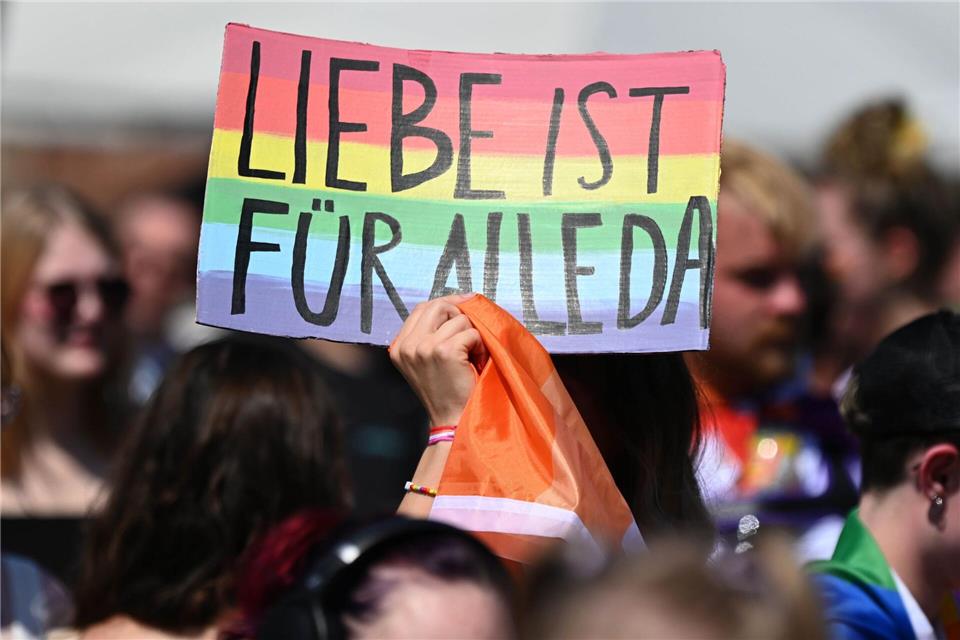 Fröhlicher CSD in Rostock.Stefan Sauer/dpa