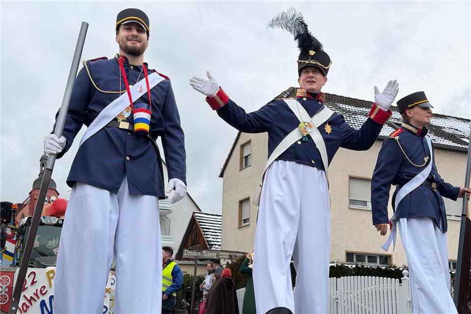 Fröhliches Narrentreiben unter grauem Himmel: Rosenmontagszug in Kiedrich im Rheingau.Jens Albes/dpa