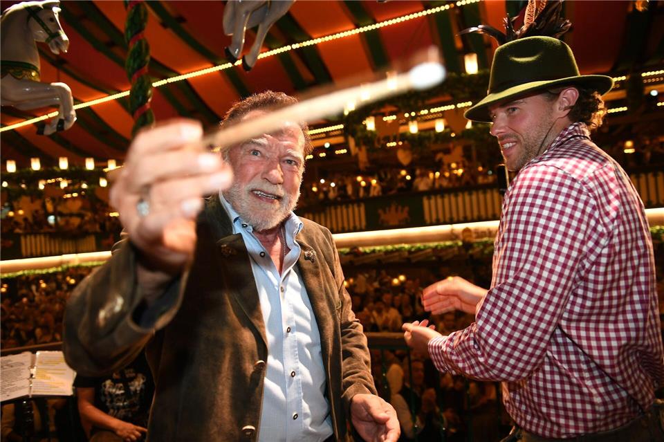 Frohgelaunt griff der „Terminator“ im Marstall-Festzelt zum Taktstock.Felix Hörhager/dpa